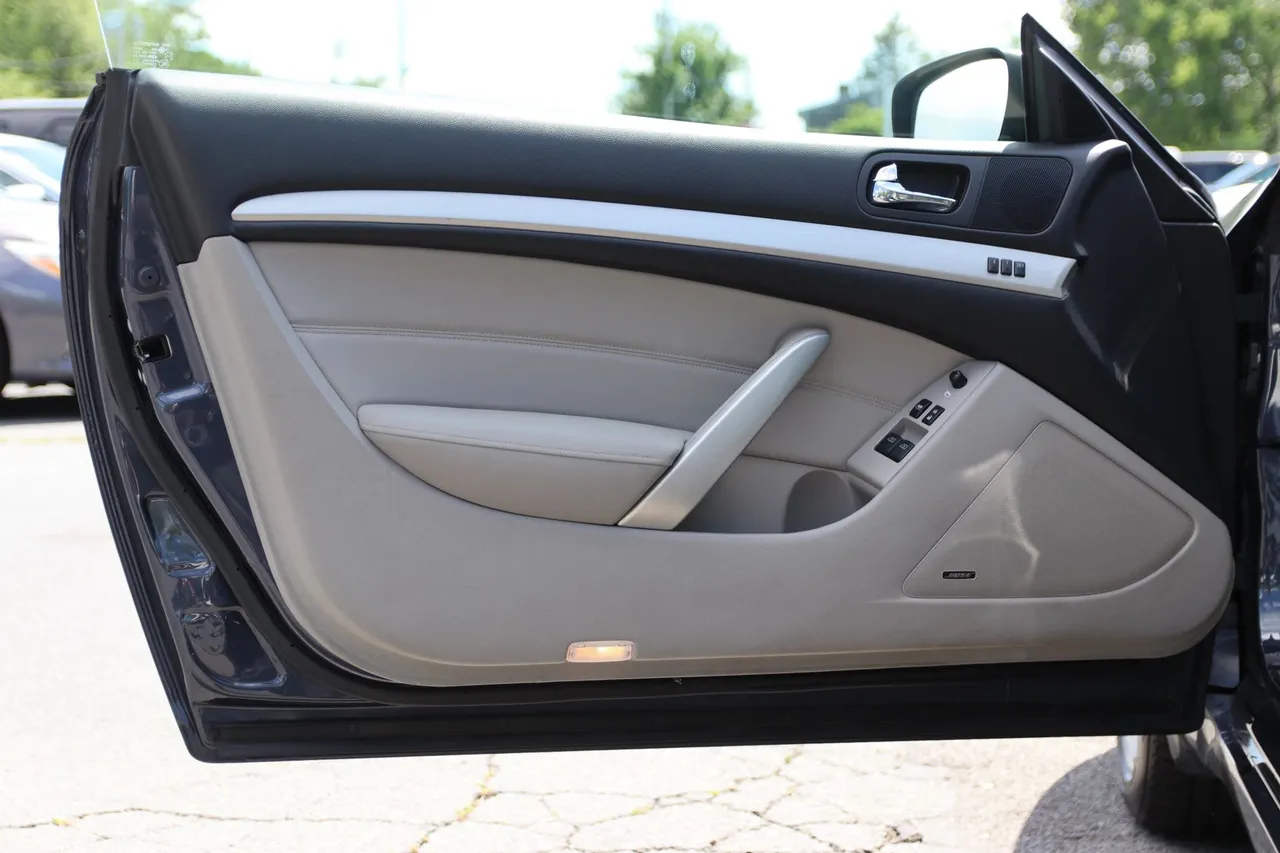 2009 Infiniti G — photo 9 of 32