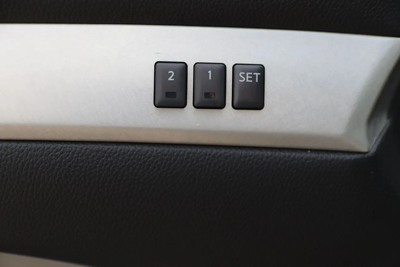 2009 Infiniti G — photo 11 of 32