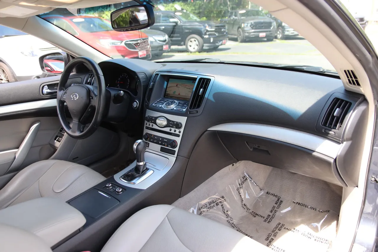 2009 Infiniti G — photo 17 of 32