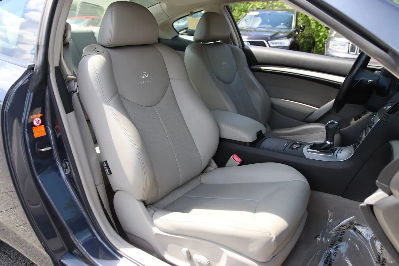 2009 Infiniti G — photo 18 of 32