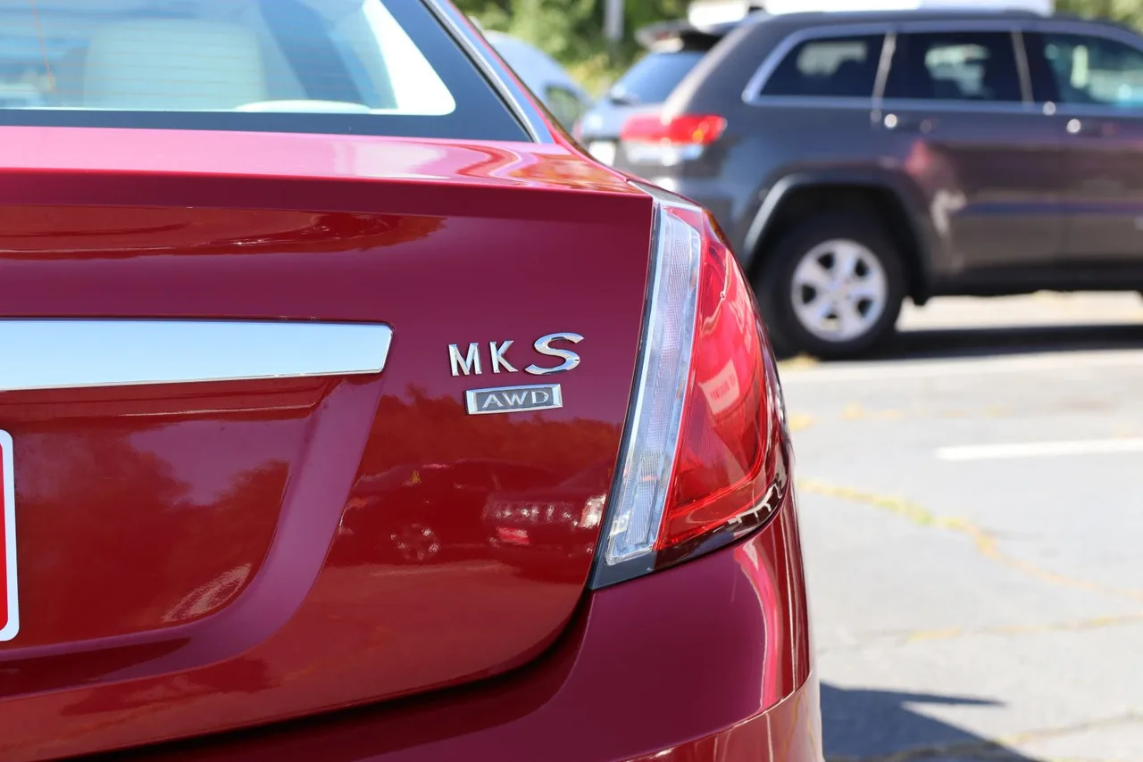 2009 Lincoln MKS Sedan 4D in RED — photo 8 of 42