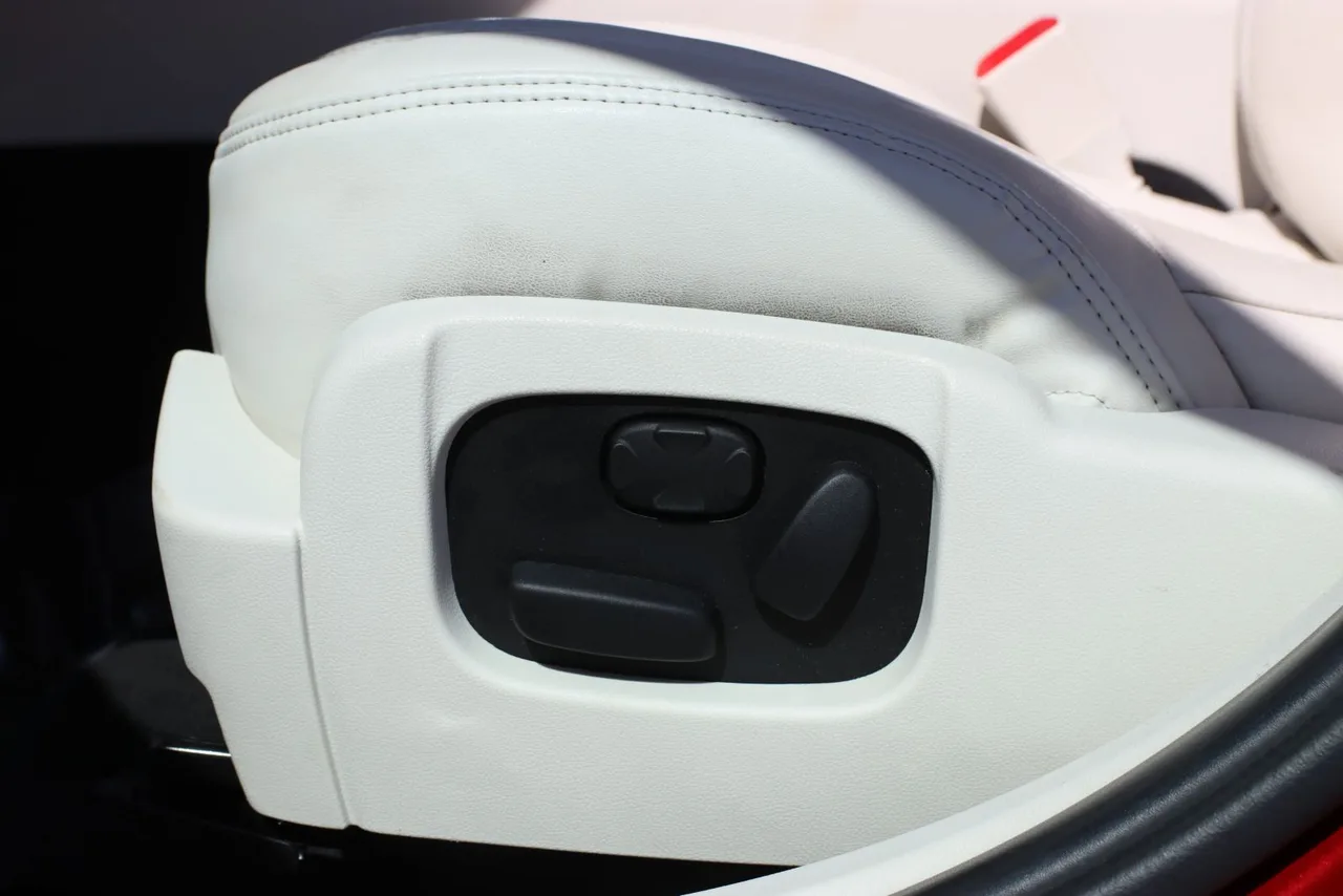 2009 Lincoln MKS Sedan 4D in RED — photo 14 of 42