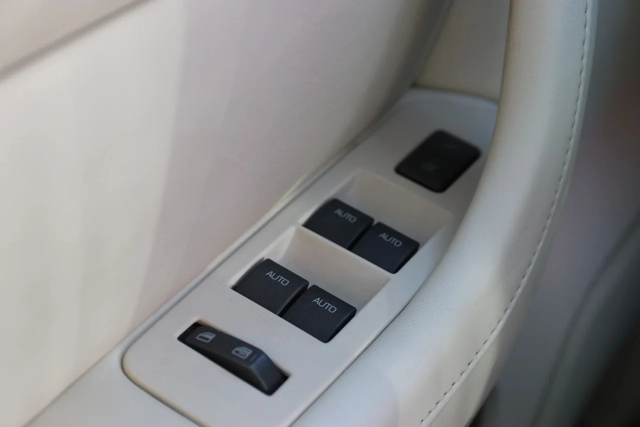 2009 Lincoln MKS Sedan 4D in RED — photo 40 of 42