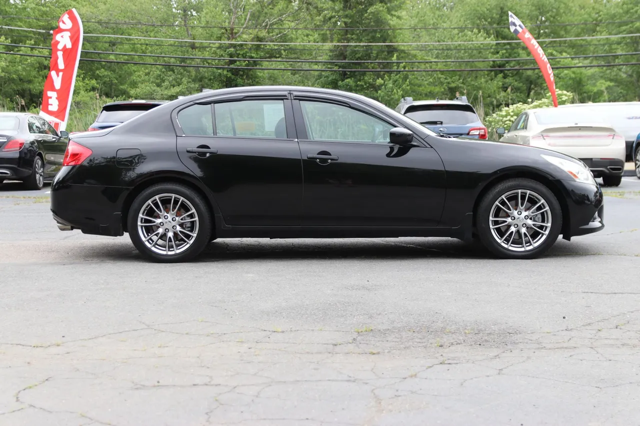 2011 Infiniti G — photo 8 of 32