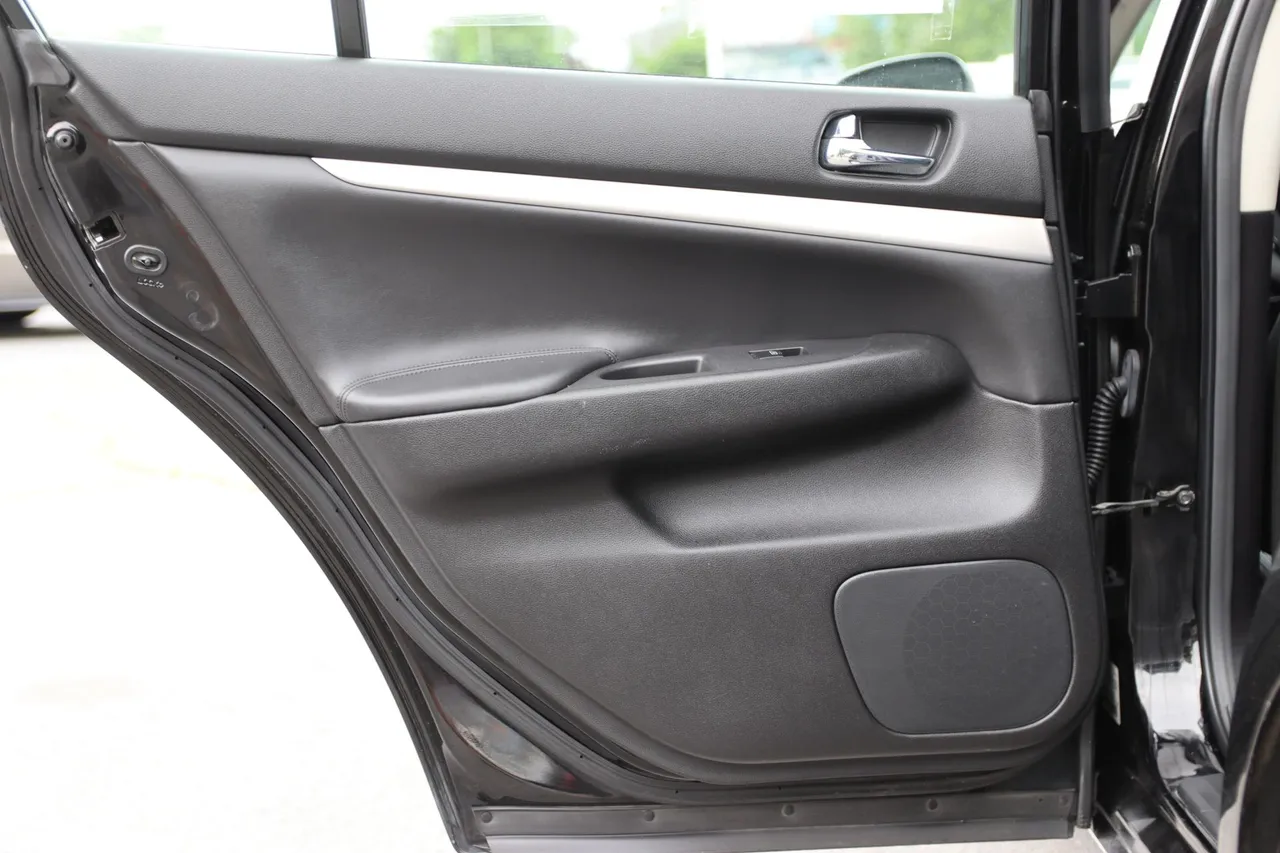 2011 Infiniti G — photo 18 of 32