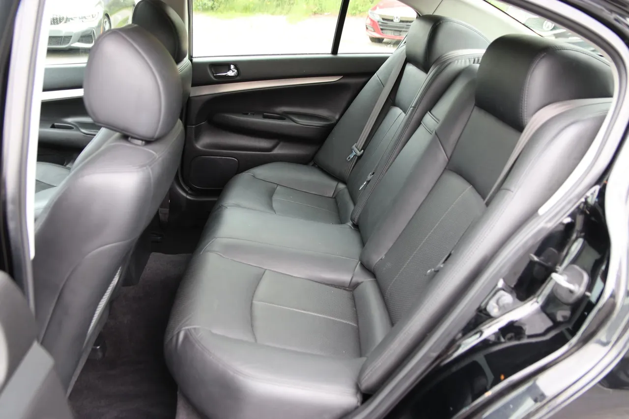 2011 Infiniti G — photo 19 of 32