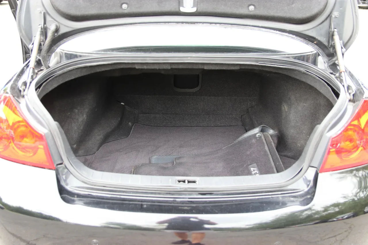 2011 Infiniti G — photo 30 of 32
