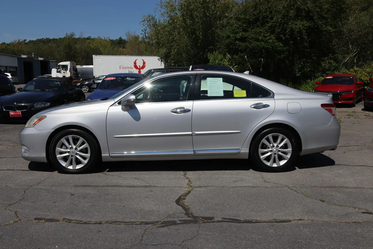 2011 Lexus ES — photo 2 of 32