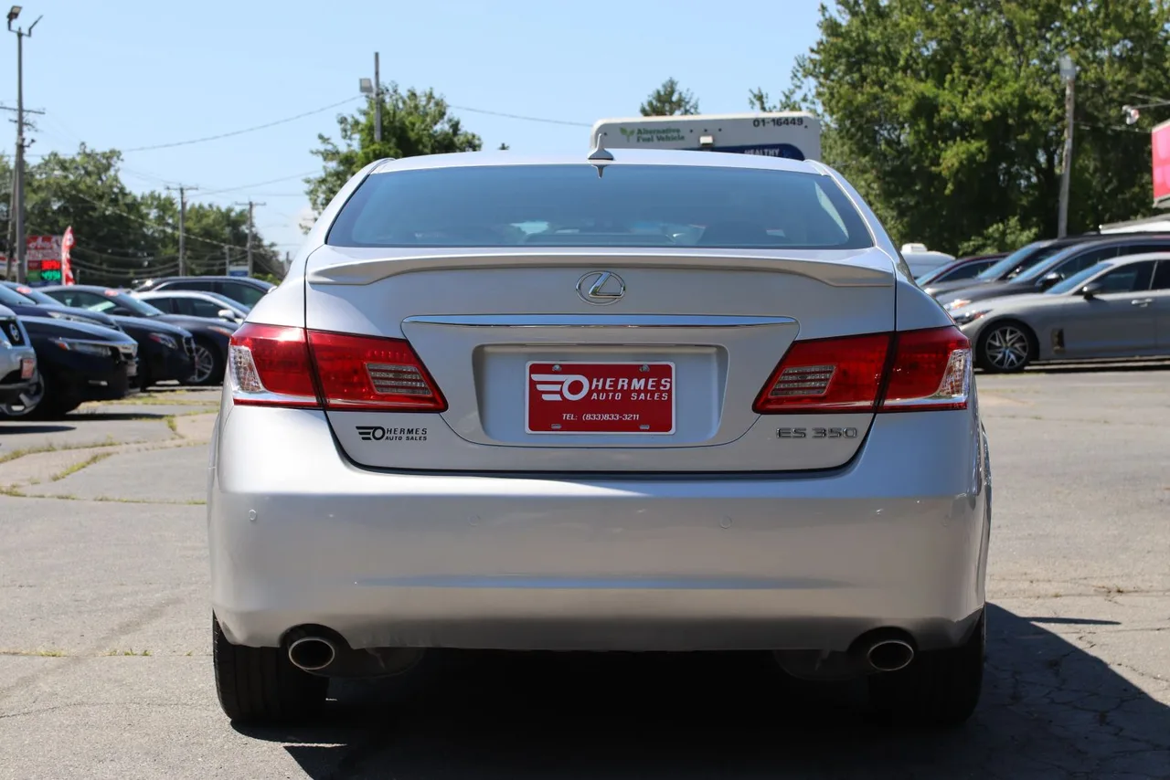 2011 Lexus ES — photo 4 of 32