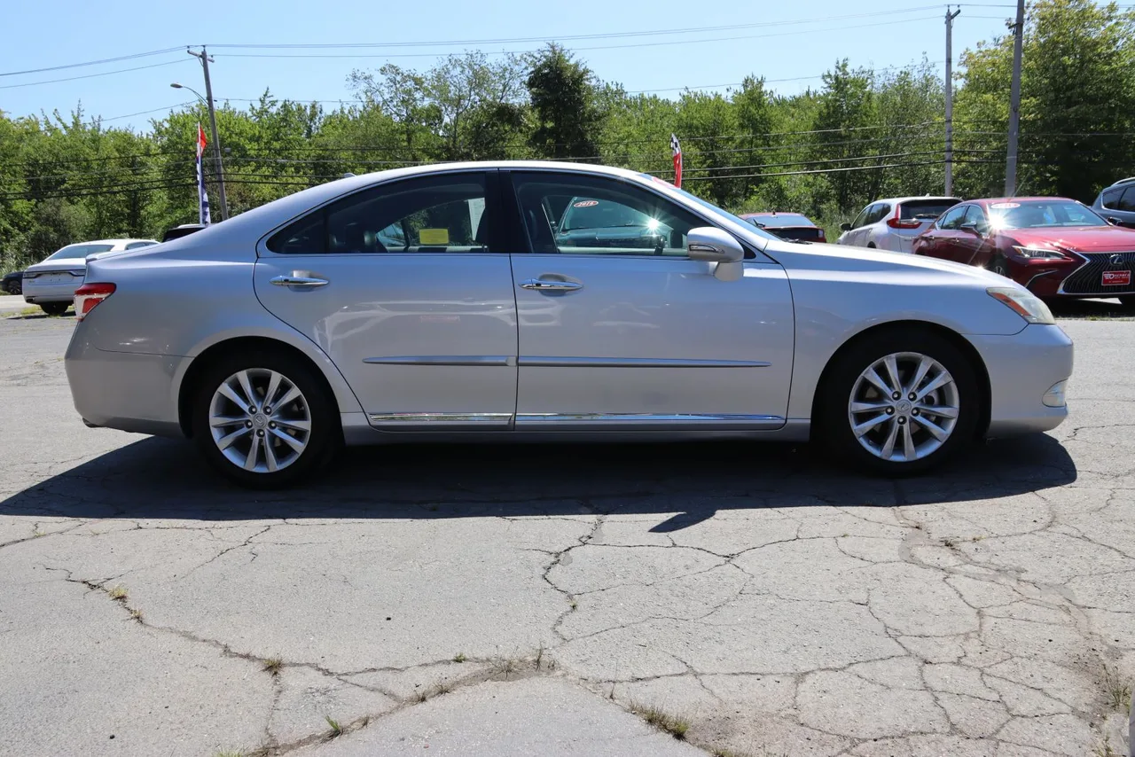 2011 Lexus ES — photo 6 of 32