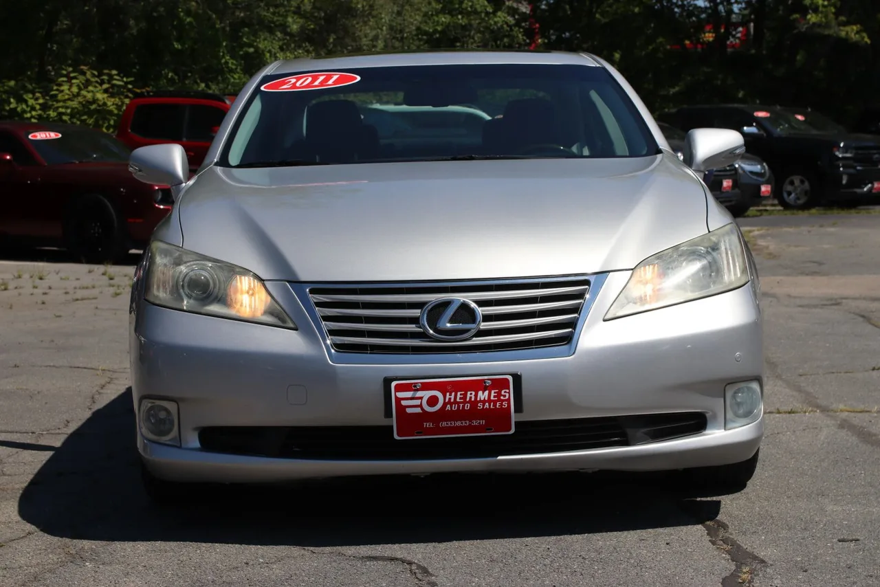 2011 Lexus ES — photo 8 of 32