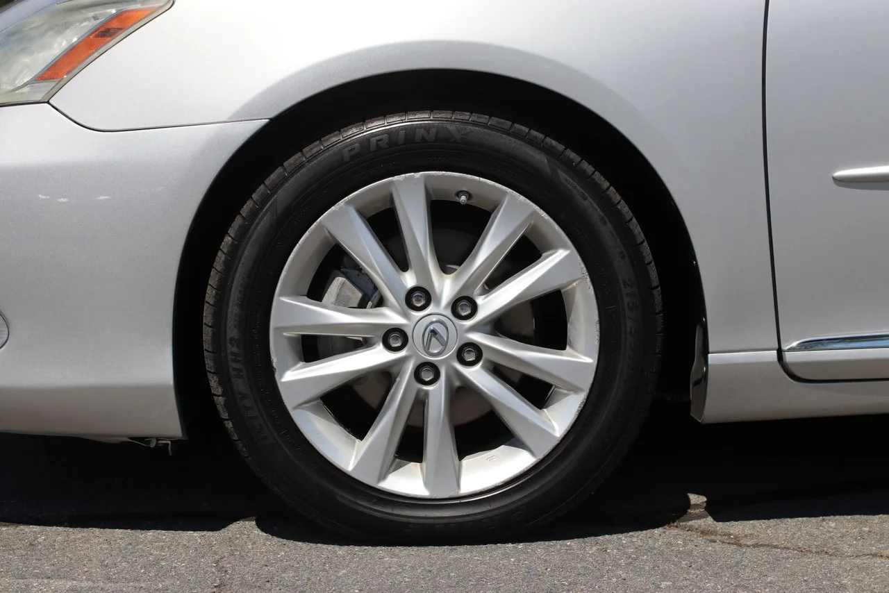 2011 Lexus ES — photo 9 of 32