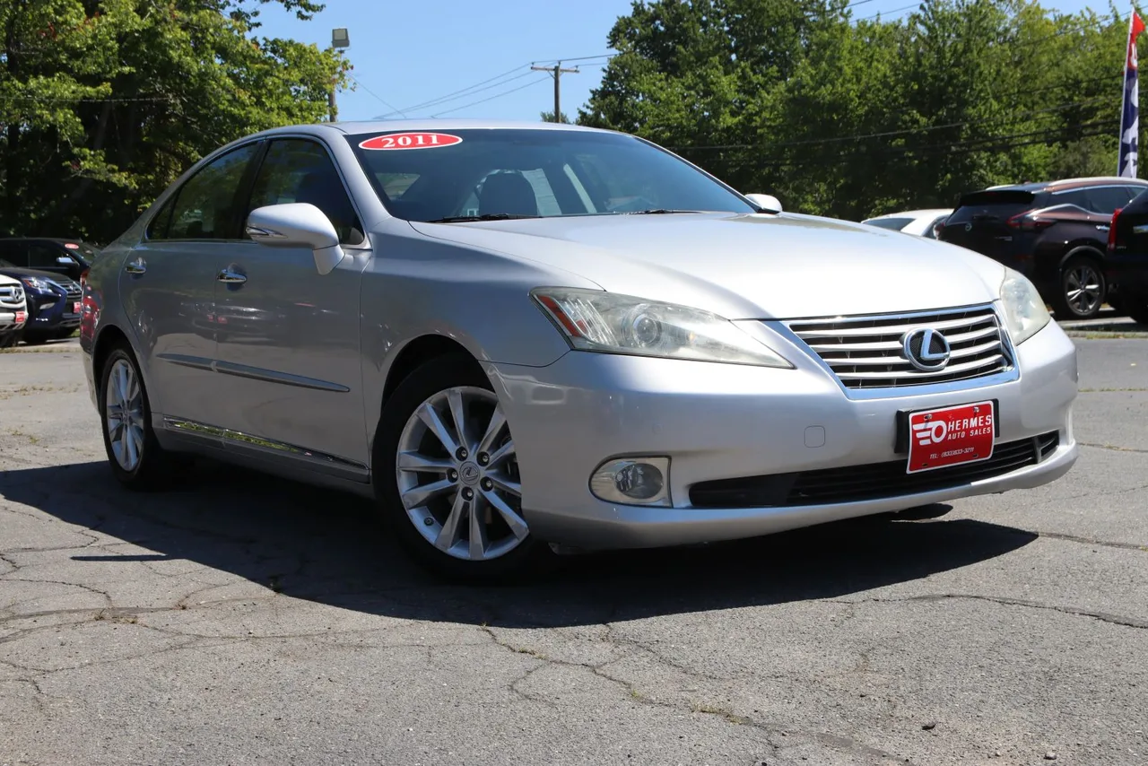 2011 Lexus ES — photo 10 of 32