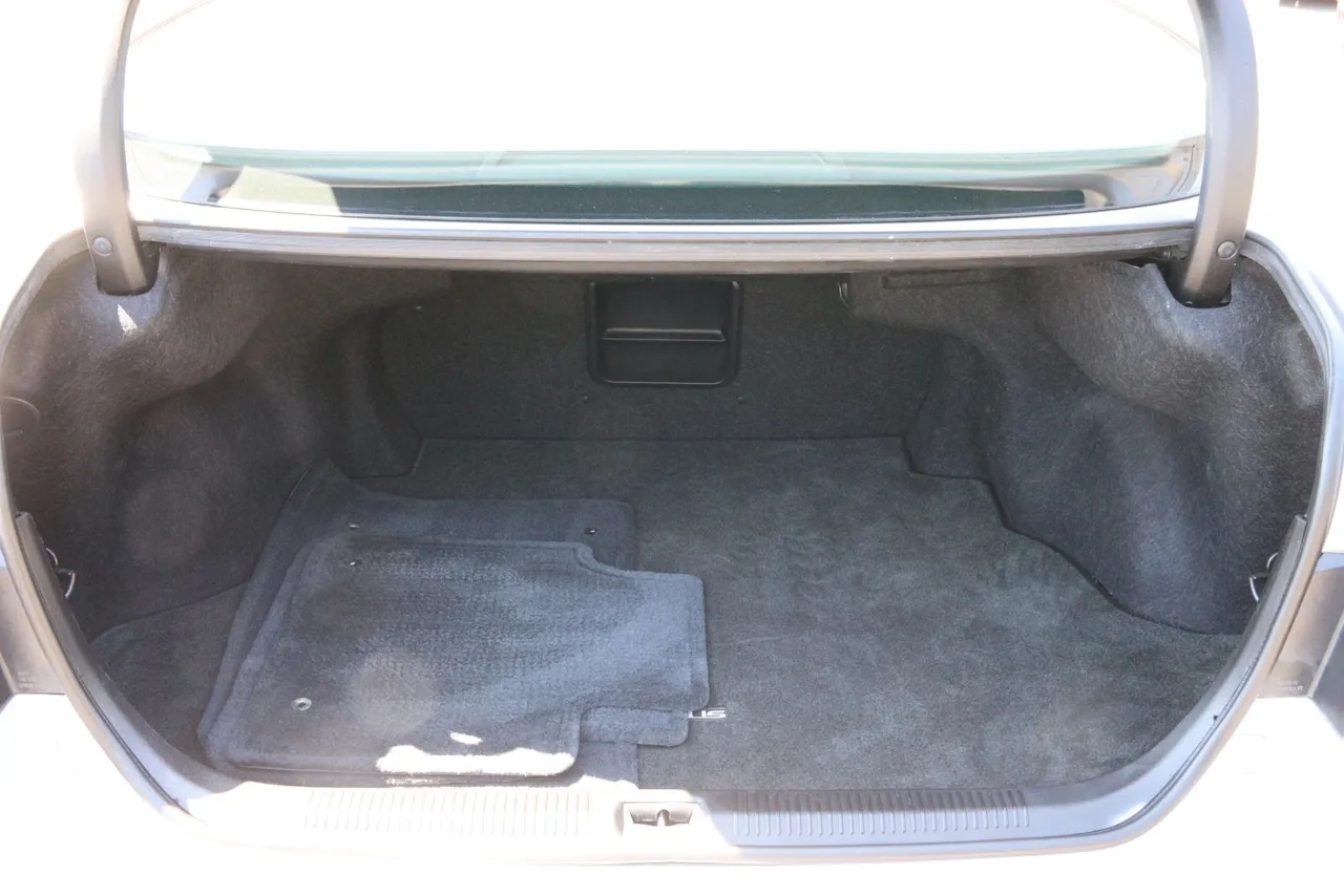 2011 Lexus ES — photo 11 of 32