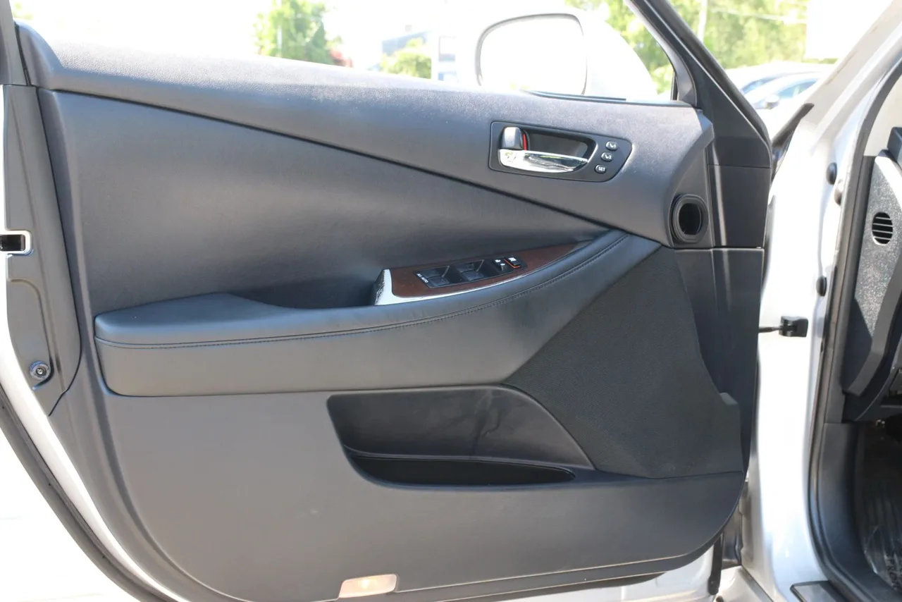 2011 Lexus ES — photo 13 of 32