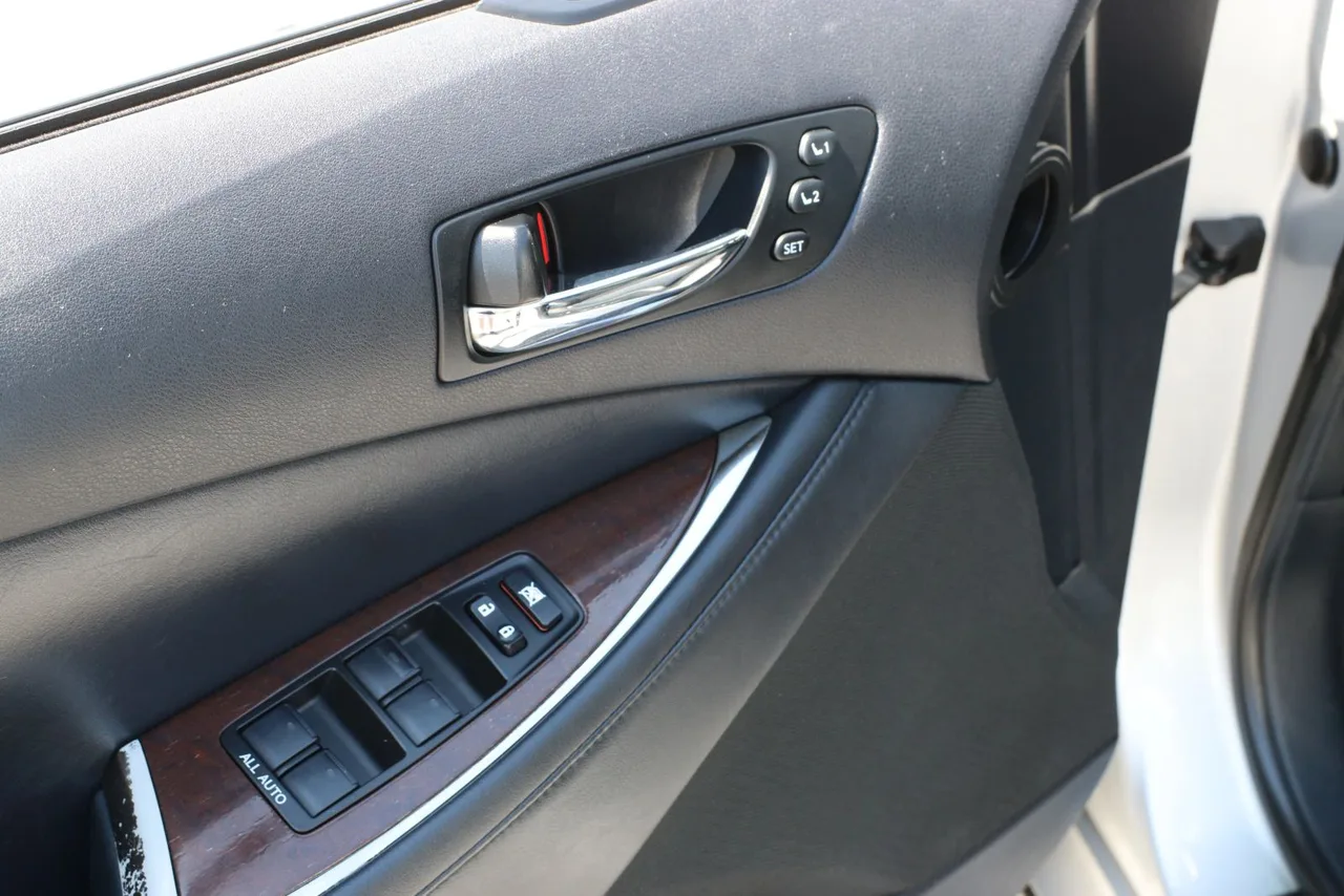 2011 Lexus ES — photo 14 of 32