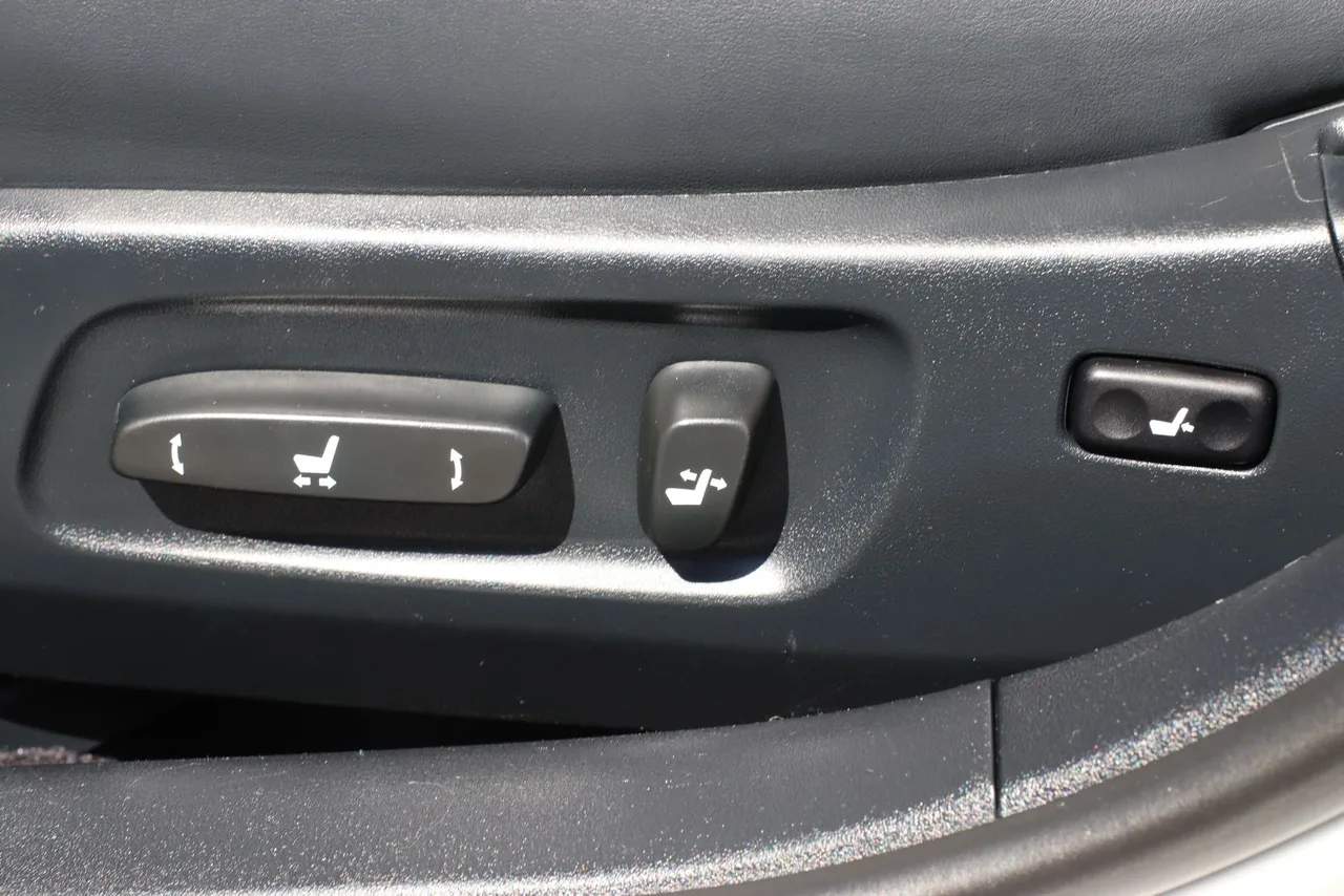 2011 Lexus ES — photo 15 of 32
