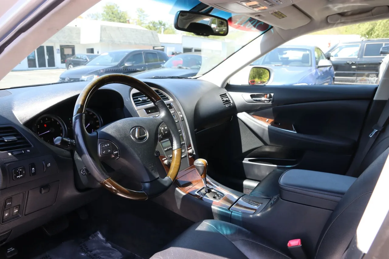 2011 Lexus ES — photo 16 of 32
