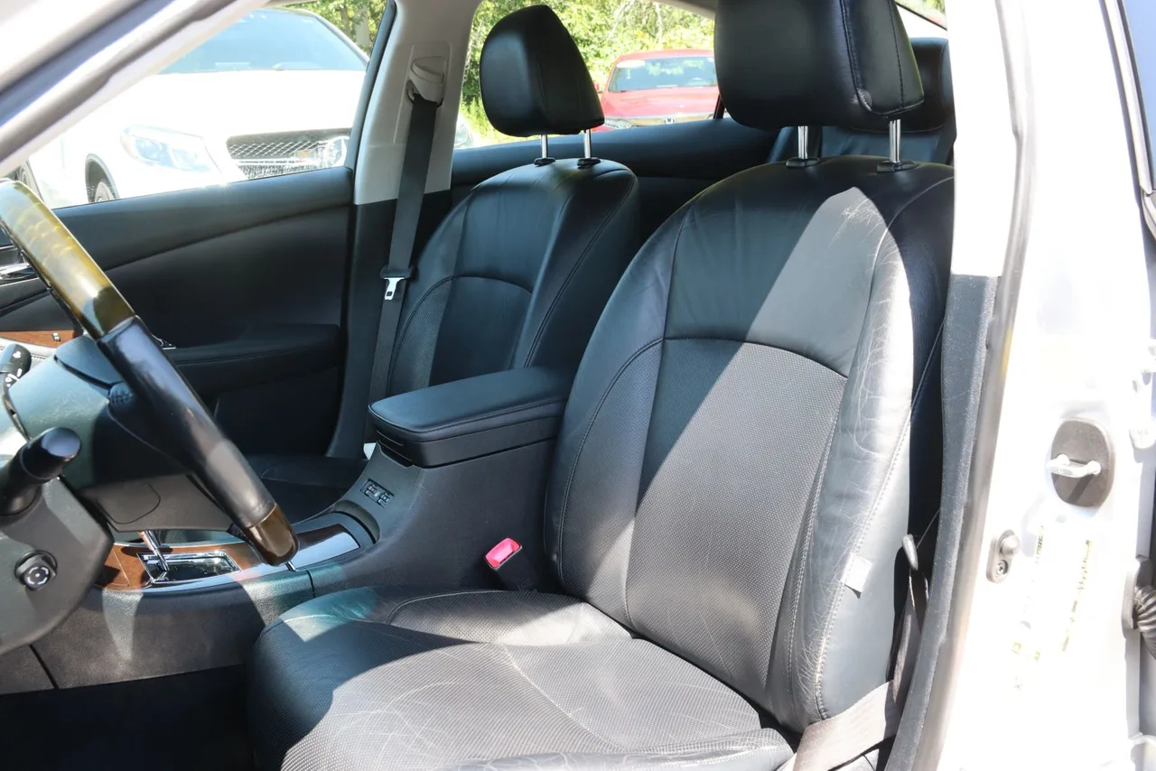 2011 Lexus ES — photo 17 of 32