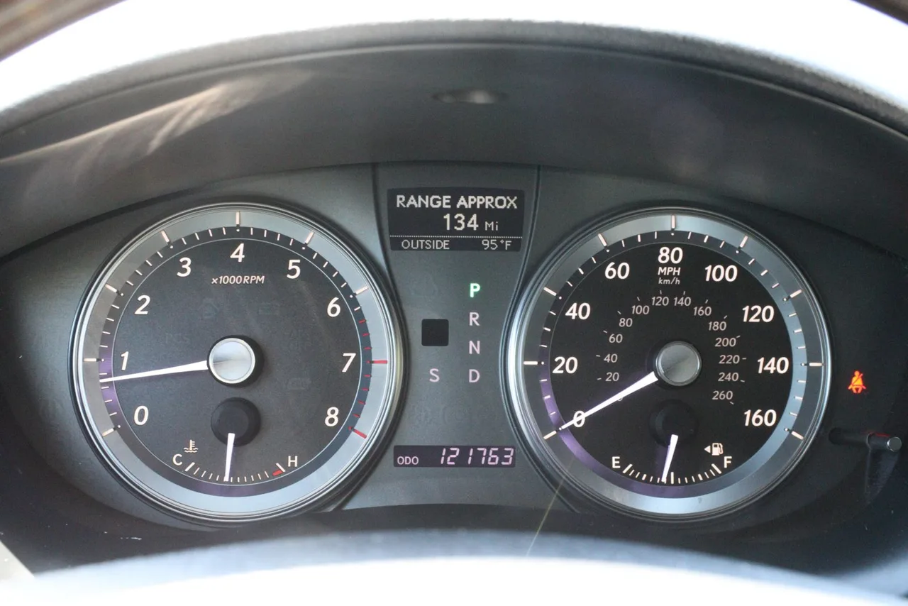 2011 Lexus ES — photo 18 of 32