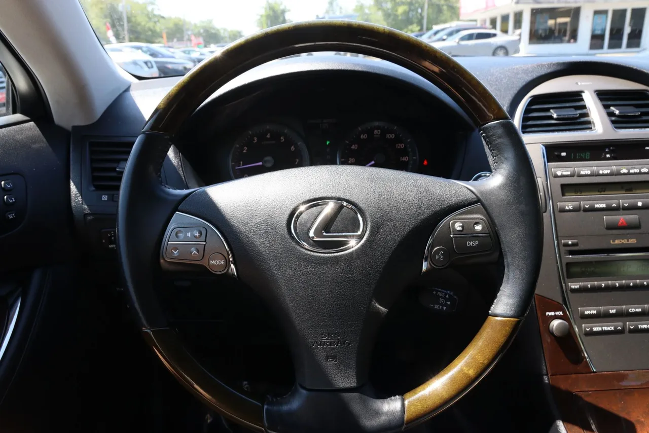 2011 Lexus ES — photo 19 of 32