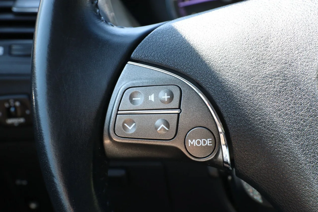2011 Lexus ES — photo 20 of 32