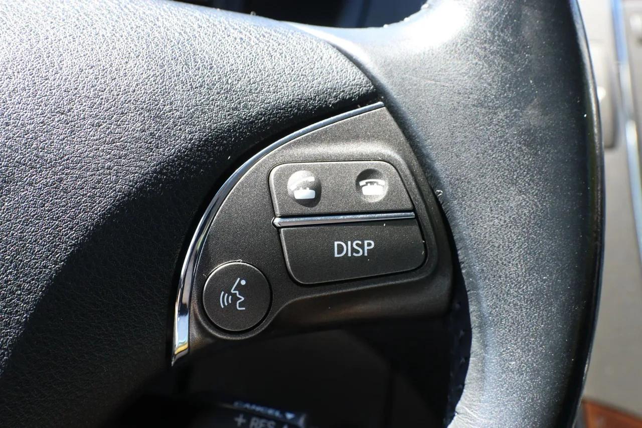 2011 Lexus ES — photo 21 of 32