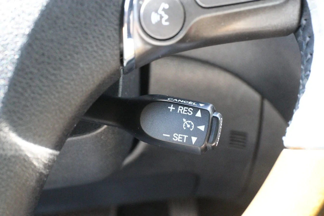 2011 Lexus ES — photo 22 of 32