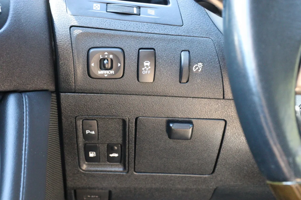 2011 Lexus ES — photo 23 of 32