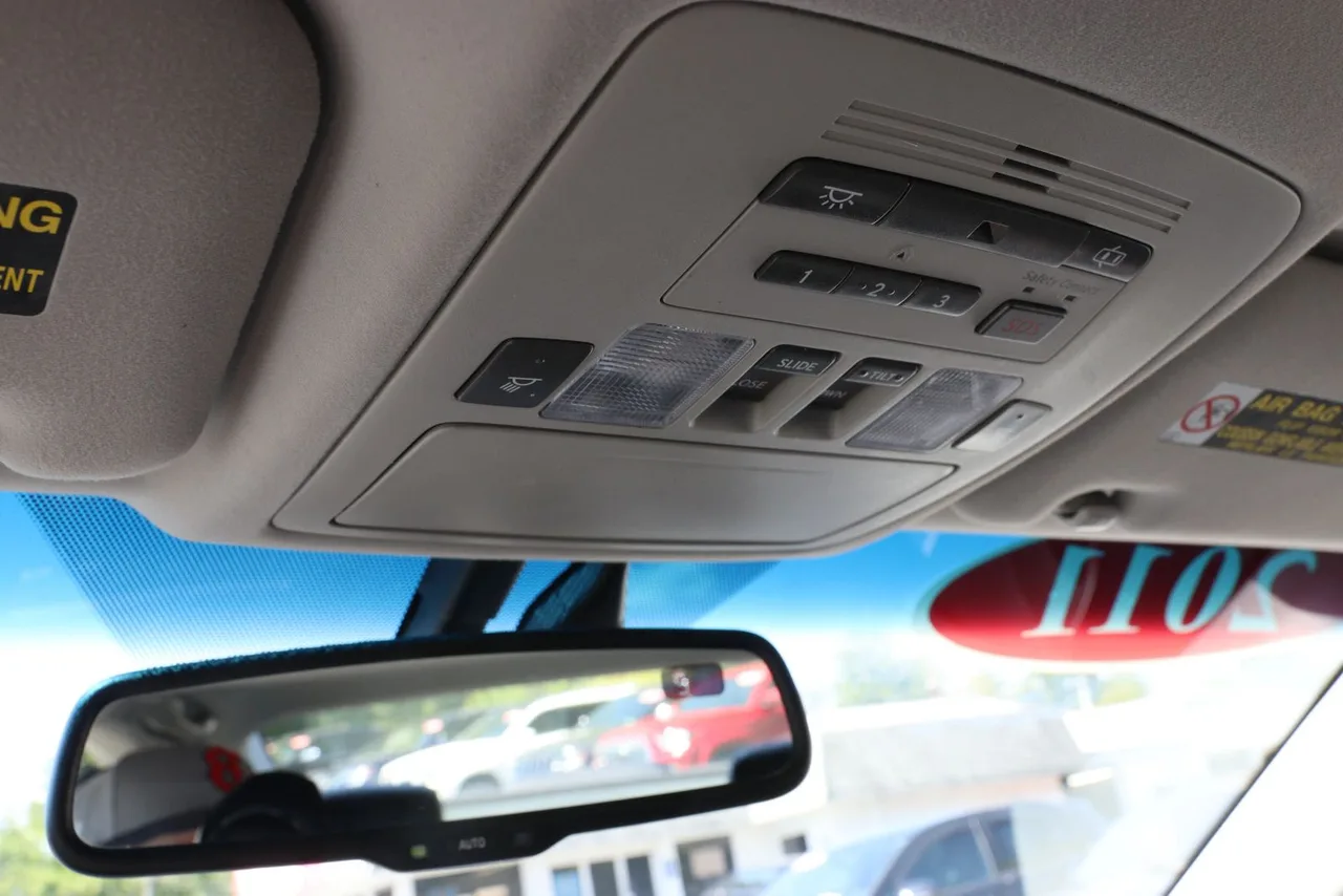 2011 Lexus ES — photo 24 of 32