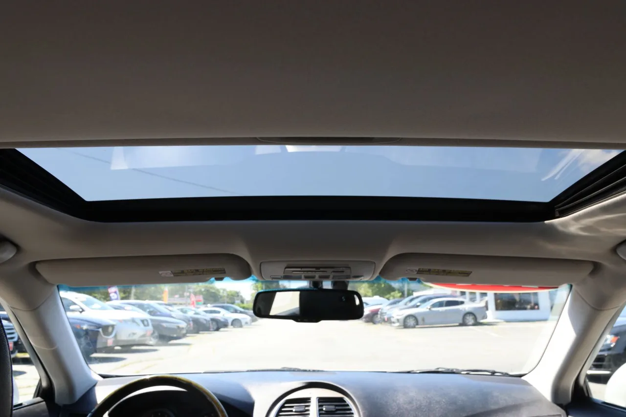 2011 Lexus ES — photo 25 of 32
