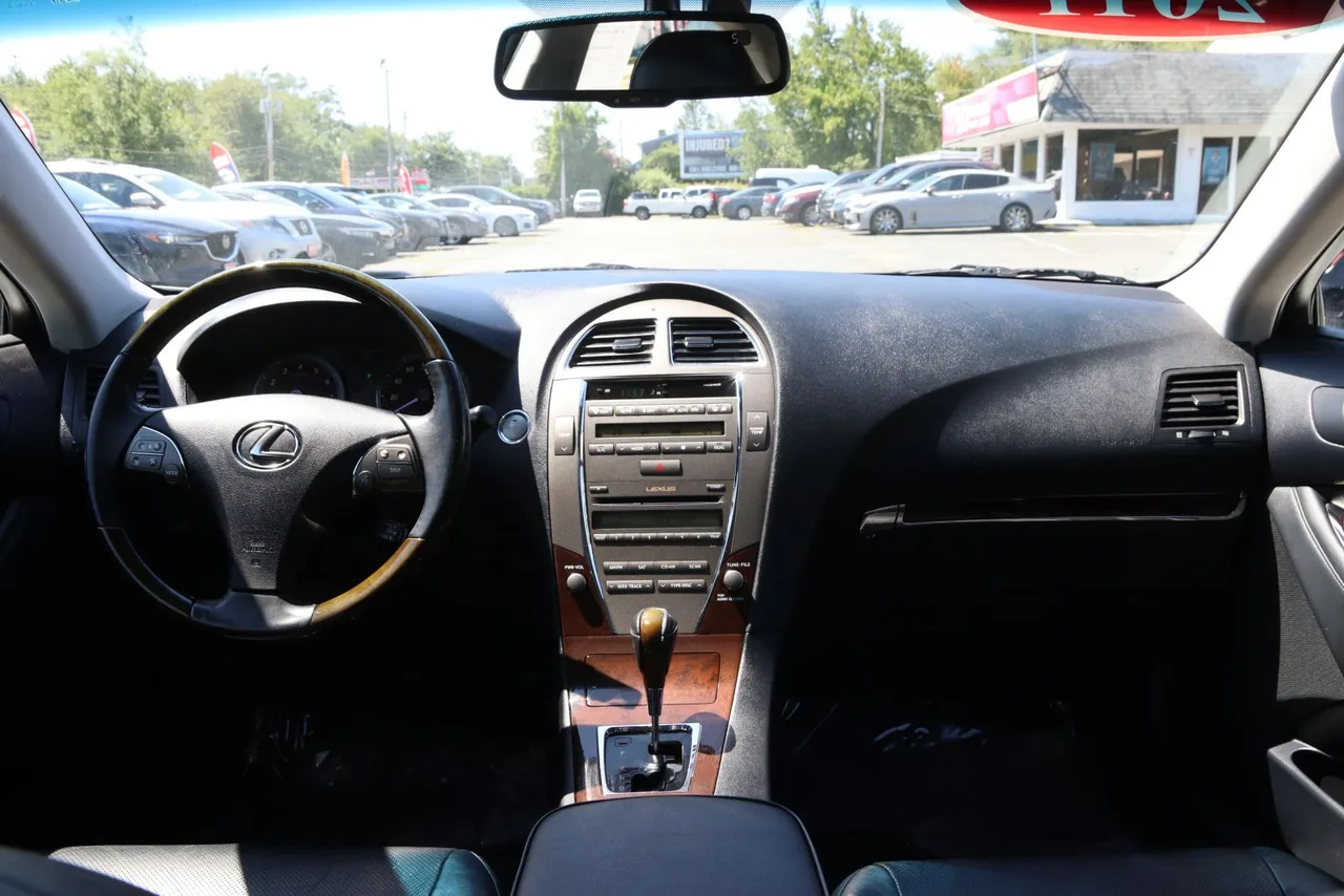 2011 Lexus ES — photo 26 of 32
