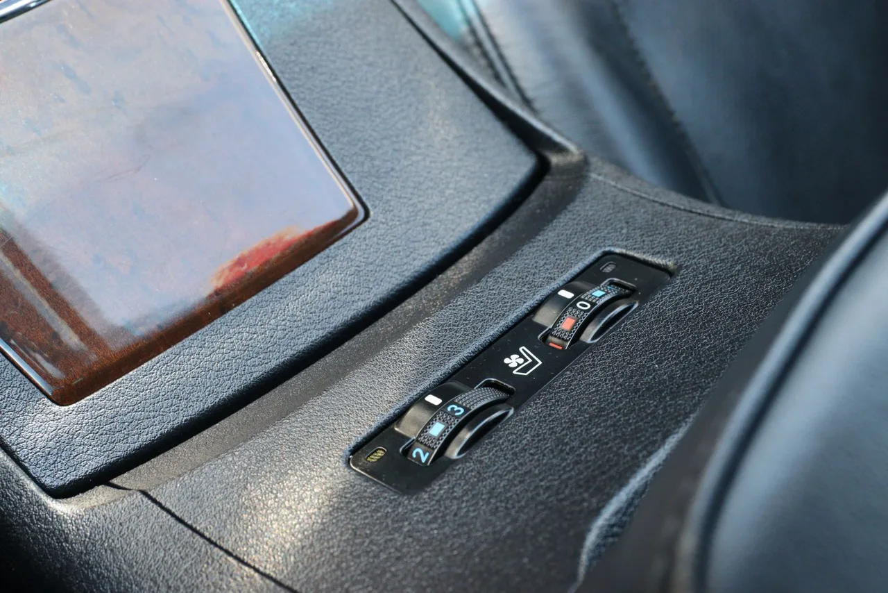 2011 Lexus ES — photo 28 of 32