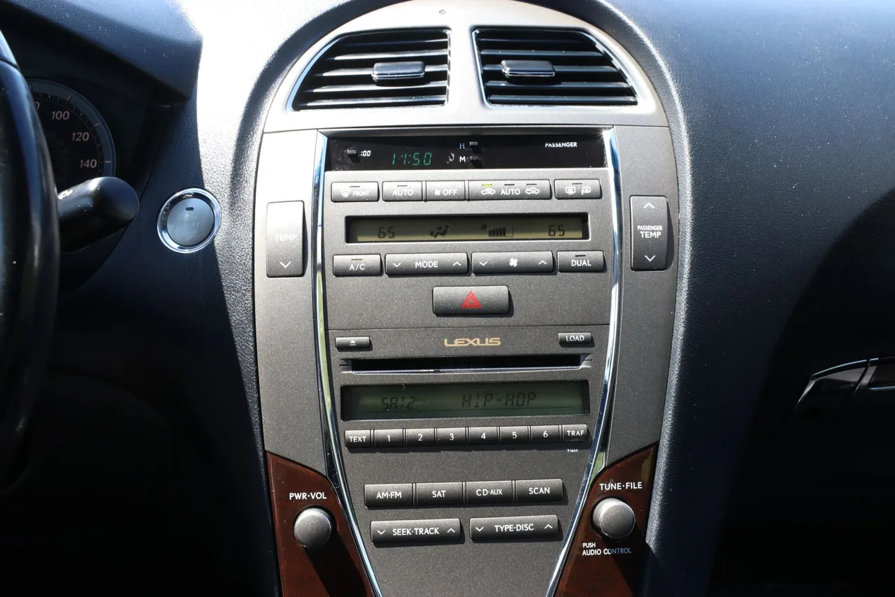 2011 Lexus ES — photo 29 of 32