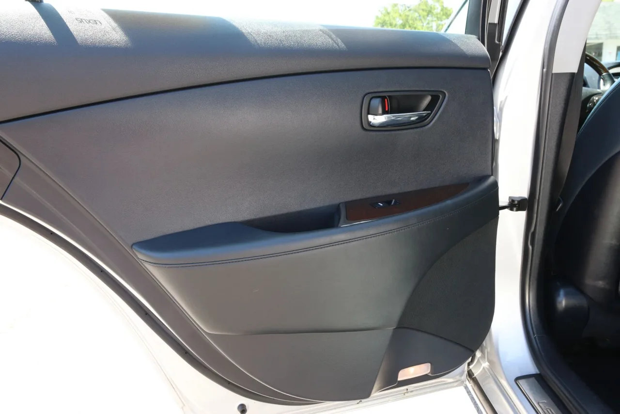 2011 Lexus ES — photo 30 of 32
