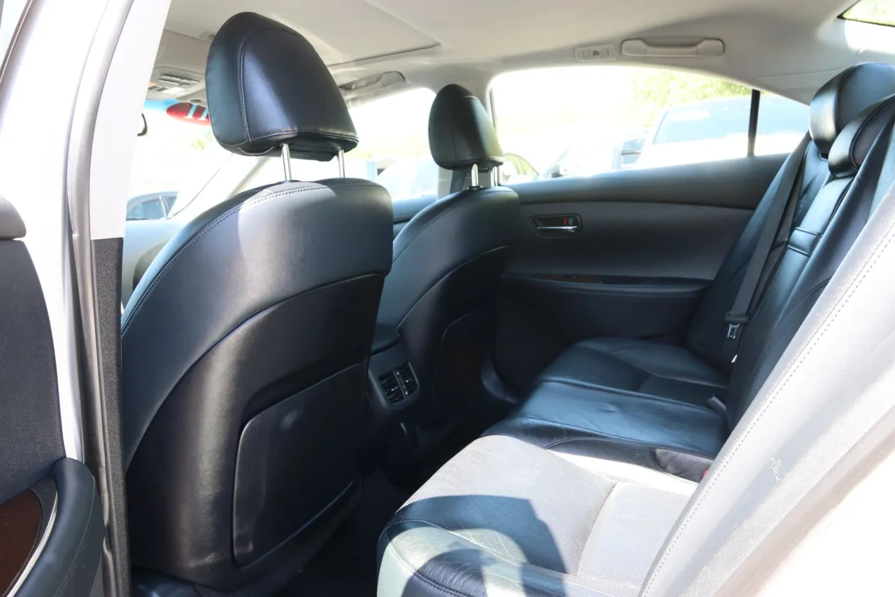 2011 Lexus ES — photo 31 of 32
