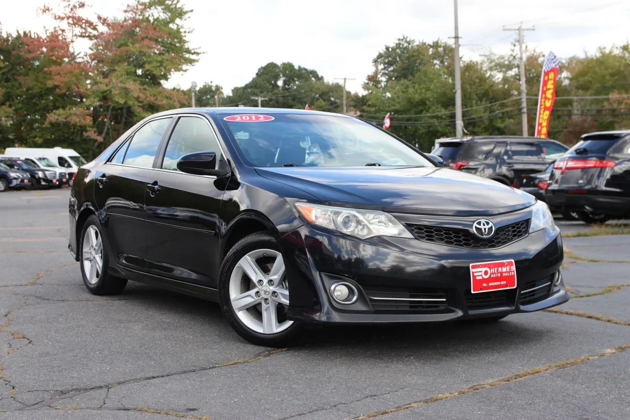 2012 Toyota Camry SE Sedan 4D in Black — photo 2 of 41