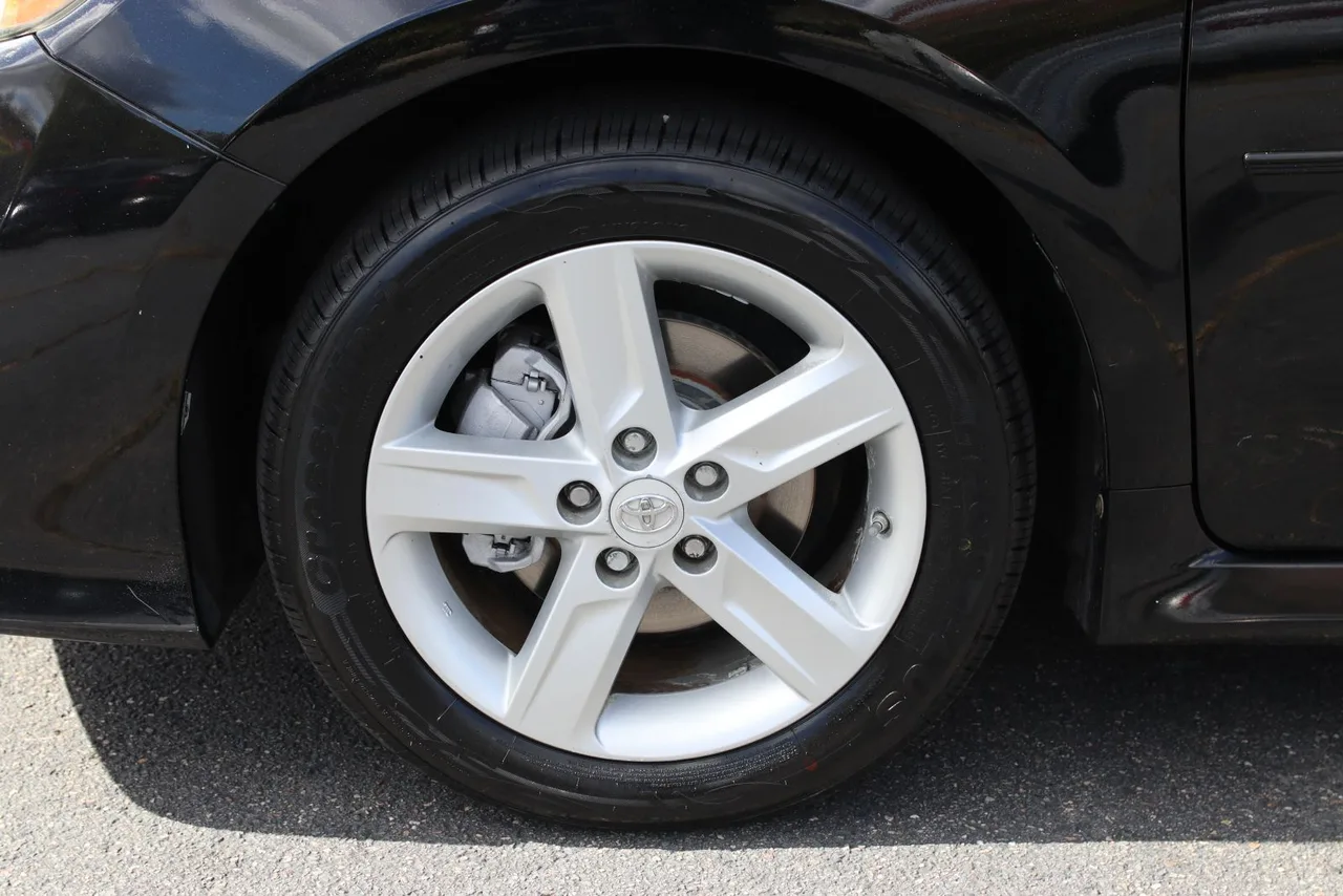 2012 Toyota Camry SE Sedan 4D in Black — photo 4 of 41