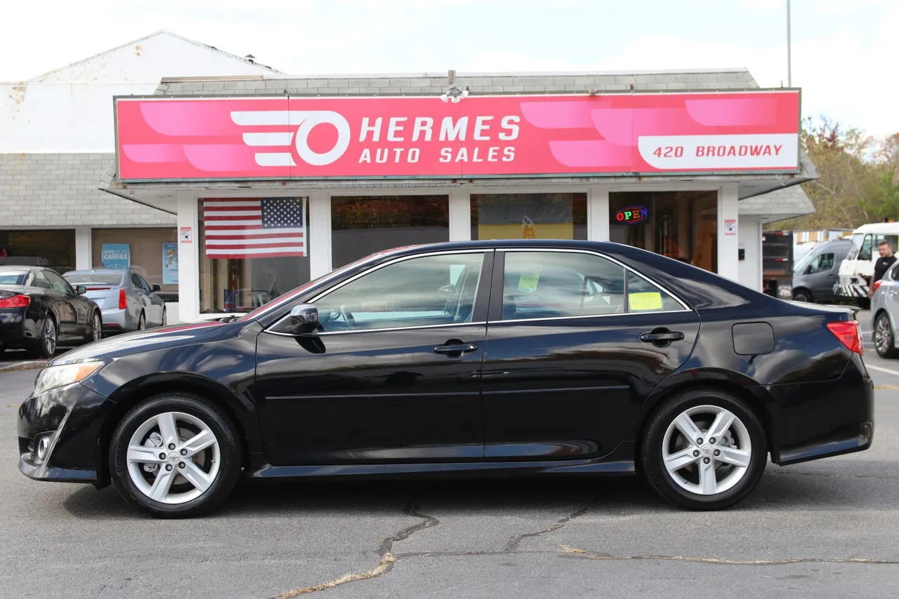 2012 Toyota Camry SE Sedan 4D in Black — photo 5 of 41