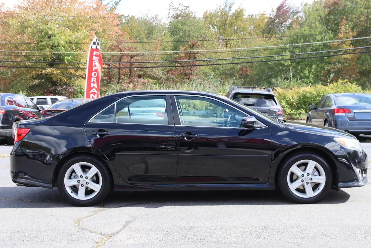 2012 Toyota Camry SE Sedan 4D in Black — photo 6 of 41