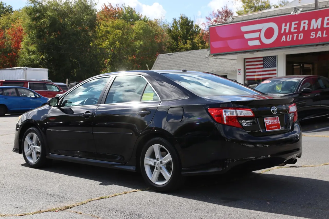 2012 Toyota Camry SE Sedan 4D in Black — photo 7 of 41