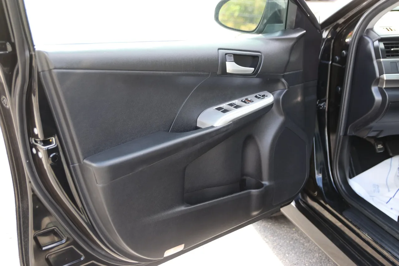 2012 Toyota Camry SE Sedan 4D in Black — photo 13 of 41
