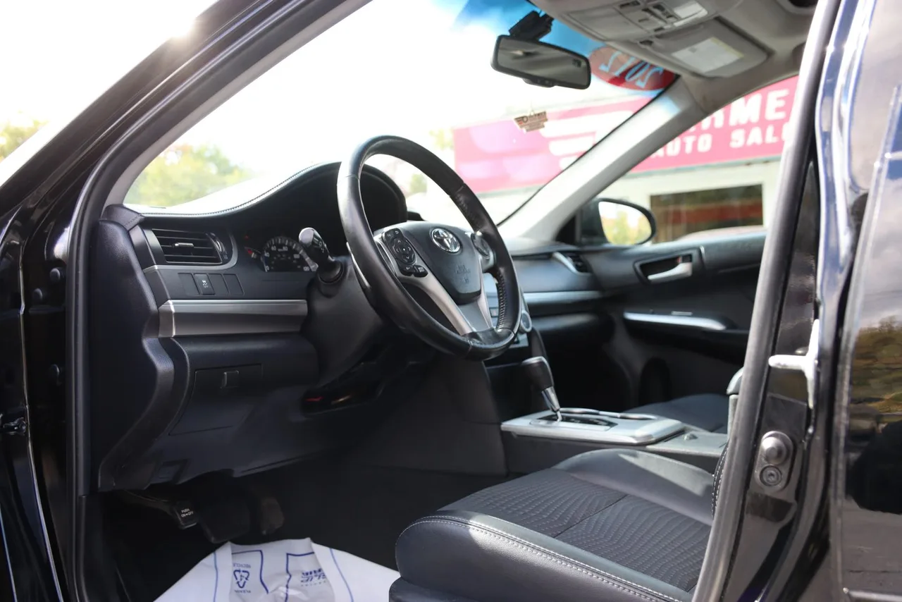 2012 Toyota Camry SE Sedan 4D in Black — photo 14 of 41