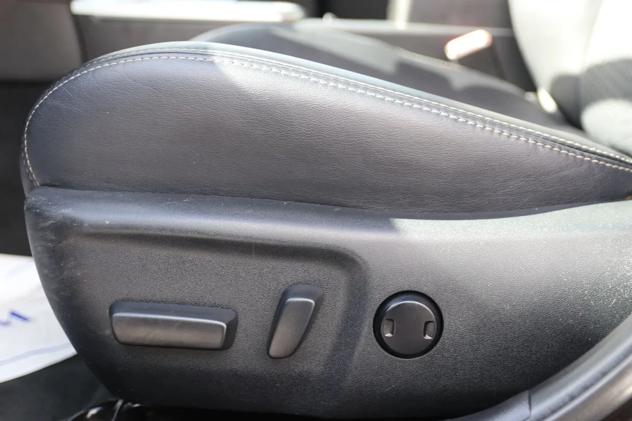 2012 Toyota Camry SE Sedan 4D in Black — photo 17 of 41