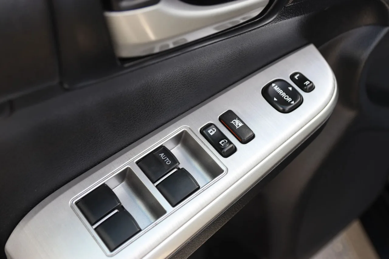 2012 Toyota Camry SE Sedan 4D in Black — photo 18 of 41
