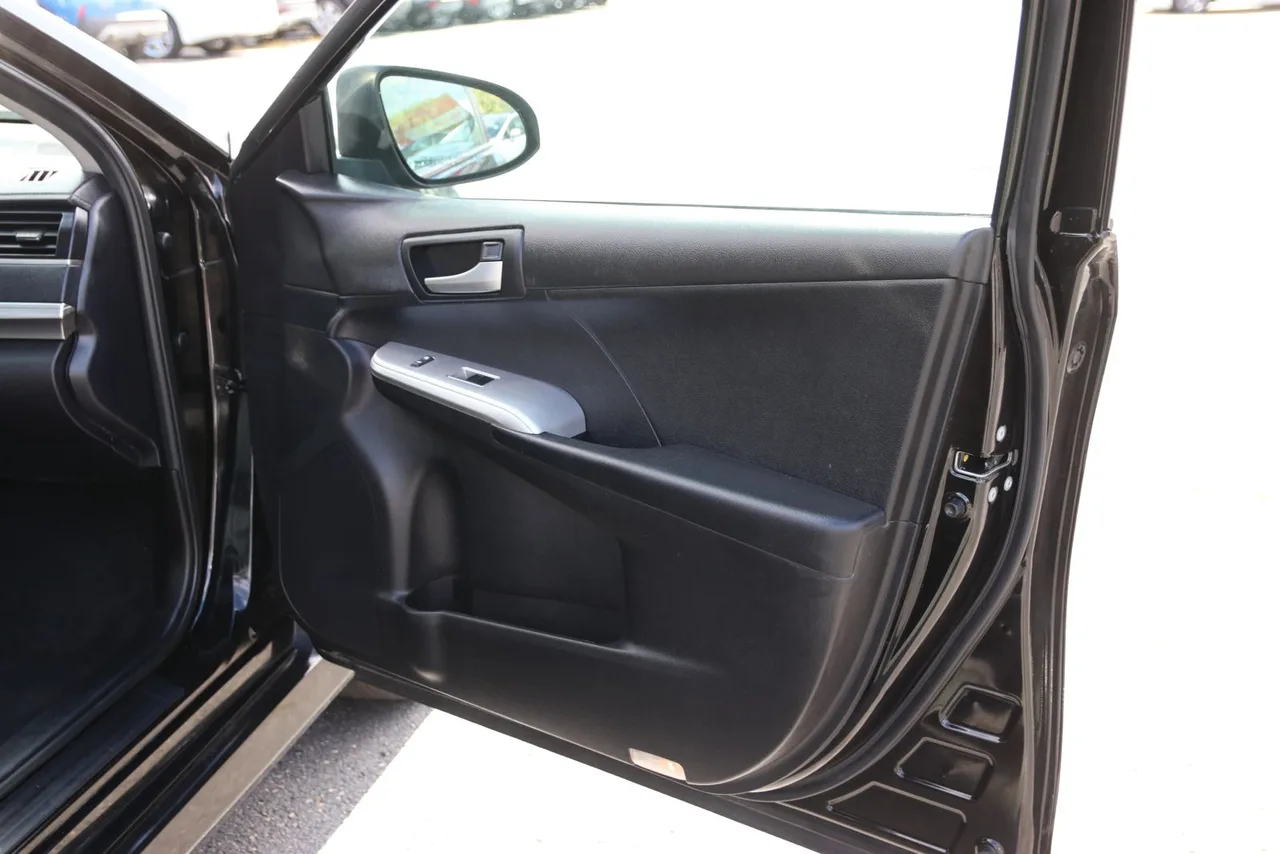 2012 Toyota Camry SE Sedan 4D in Black — photo 25 of 41
