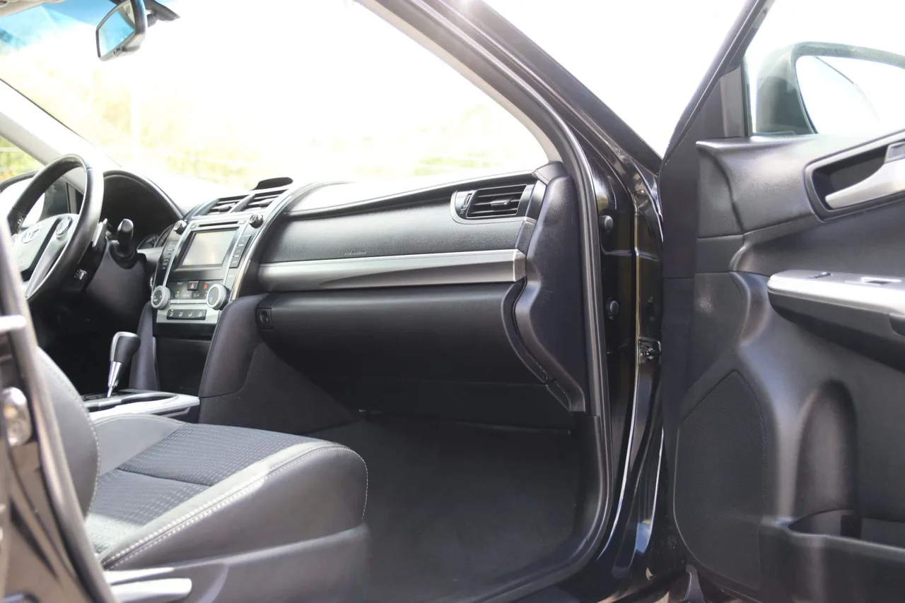 2012 Toyota Camry SE Sedan 4D in Black — photo 26 of 41