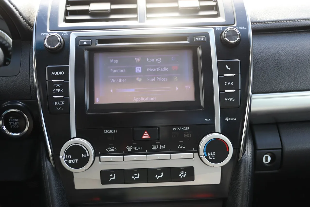 2012 Toyota Camry SE Sedan 4D in Black — photo 31 of 41