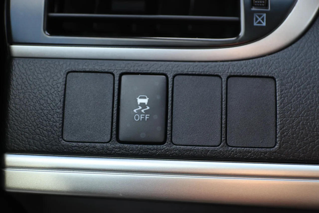 2012 Toyota Camry SE Sedan 4D in Black — photo 33 of 41