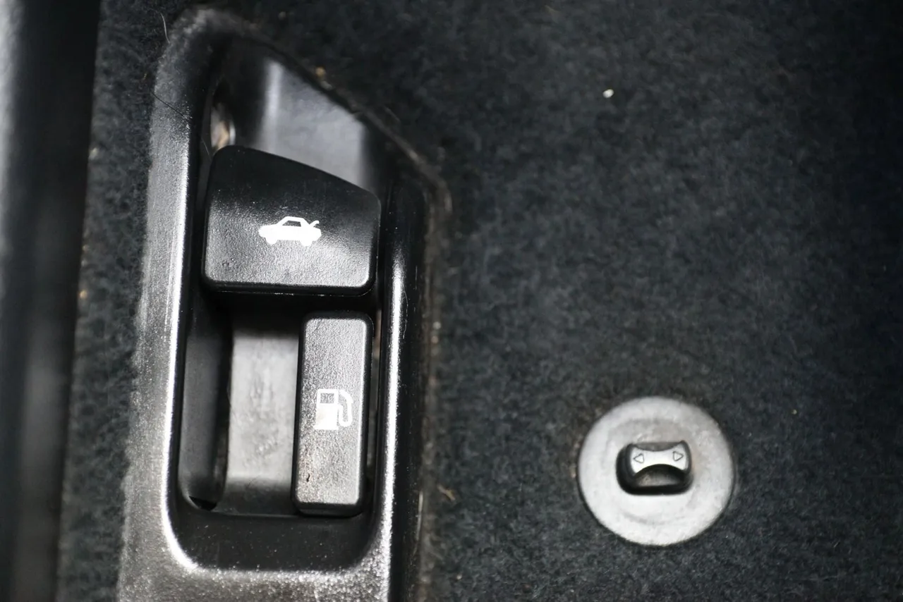 2012 Toyota Camry SE Sedan 4D in Black — photo 37 of 41